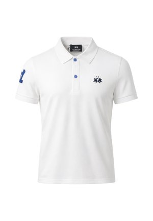 Polo bianca a maniche corte con bottoni blu, piccolo logo blu navy sul petto e grandi scritte blu sulla manica destra.