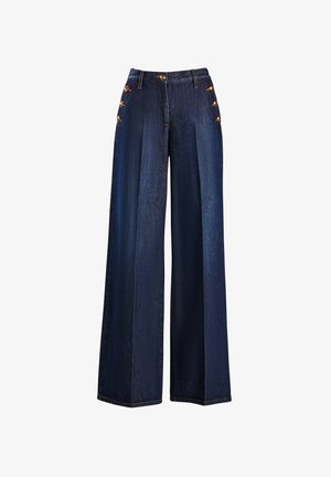 Široke traper hlače v temno modri barvi, z gumbom spredaj in petimi zlatimi gumbi na straneh. Gladka tekstura z naborjenim dizajnom.