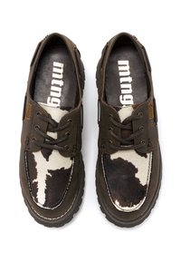 Zapatos de cuero marrón con detalles de lona de estampado de vaca, diseño con cordones, punta redonda, plantilla acolchada y suela de goma duradera.