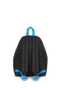 Zaino nero con schienale imbottito e spallacci blu regolabili. Caratteristiche includono una maniglia superiore e tasche laterali per il storage. Texture del tessuto liscia.