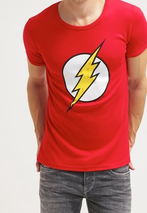 Rode katoenen T-shirt met korte mouwen, voorzien van een grote witte cirkel en een gele bliksemschicht grafiek in het midden. Grijze jeans.