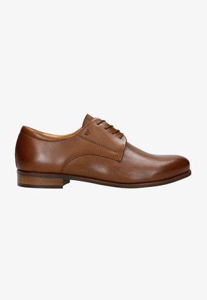 Chaussure habillée en cuir marron avec un bout arrondi, un laçage et une couture minimale. Présente un petit logo sur le côté et un talon en bois.
