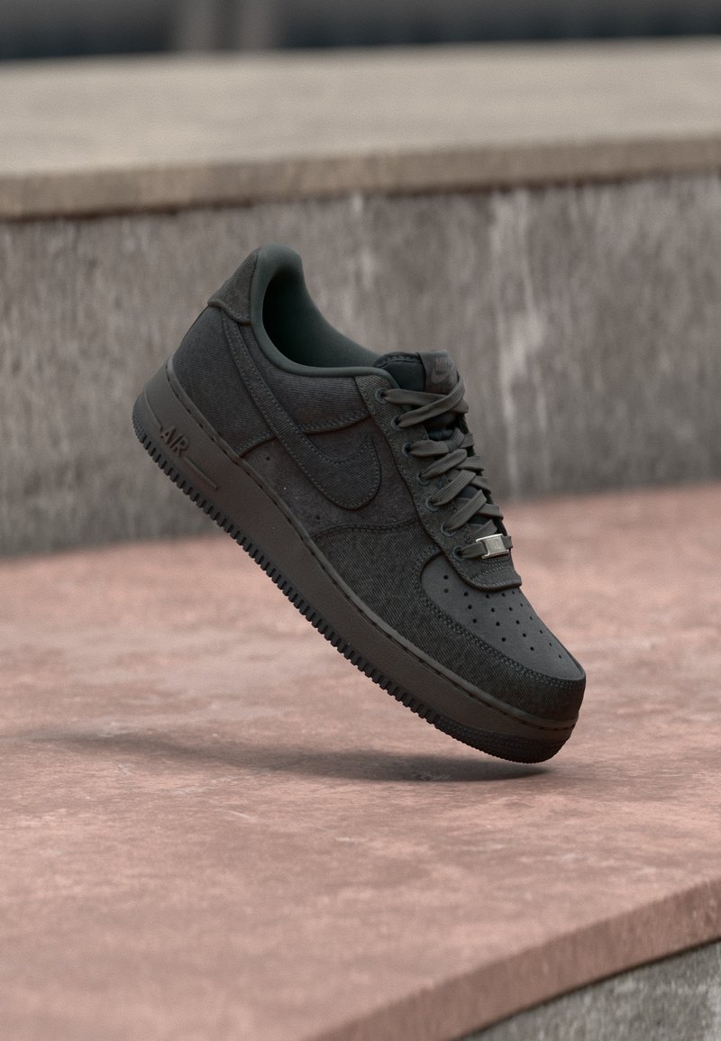 AIR FORCE 1 07 LV8 anthracite/med ash/metallic silver-coloured/black denim