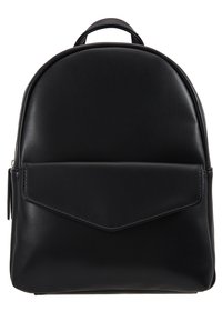 Černý kožený batoh s zaoblenou horní částí, texturovaným povrchem, přední kapsou na klopu a jedním horním uchem pro nošení.