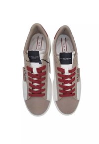 Sneakers beige e bianchi con lacci rossi, materiali in suede e pelle, suola piatta, suola in gomma e etichetta con logo sul lato.