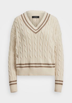 Cremfarbener Kabelstrickpullover mit V-Ausschnitt, der braune Streifenakzente am Ausschnitt und am Saum aufweist. Kurze, gerippte Bündchen. Gesticktes Logodetail.