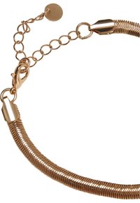 Armbånd laget av rosagullfarget metall med et glatt, fleksibelt vridd design, utstyrt med en fjærklips og forlengelseskjede for justerbar lengde.