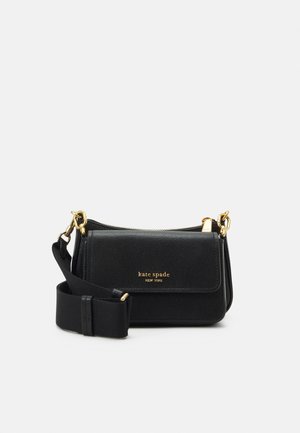 Czarna skórzana torebka Kate Spade na ramię z złotymi okuciami, regulowanym materiałowym paskiem i przednią klapką z logo marki w złotych literach.