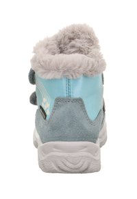 Blau-suede und Stoffschuh mit grauem Fellkragen, ausgestattet mit einer strukturierten Sohle und einem dezenten Muster auf der Rückseite. Mit einem Riemen verschlossen.