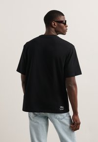 KARL LAGERFELD DISNEY POCKET - Nyomott mintás póló - black