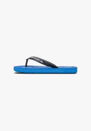 Blå flip-flop med en tekstureret sål, sorte gummistropper med et logo. Flad sål og minimalistisk design.