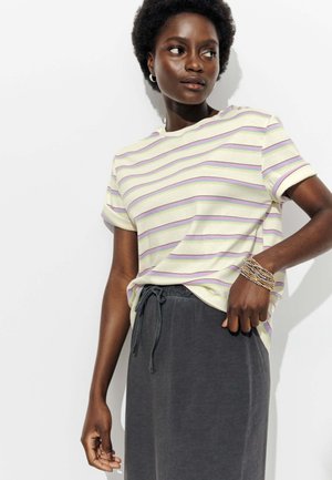 T-shirt à manches courtes rayé de couleur jaune clair avec des rayures lilas et rose foncé, assorti à un pantalon de survêtement gris foncé à cordon.
