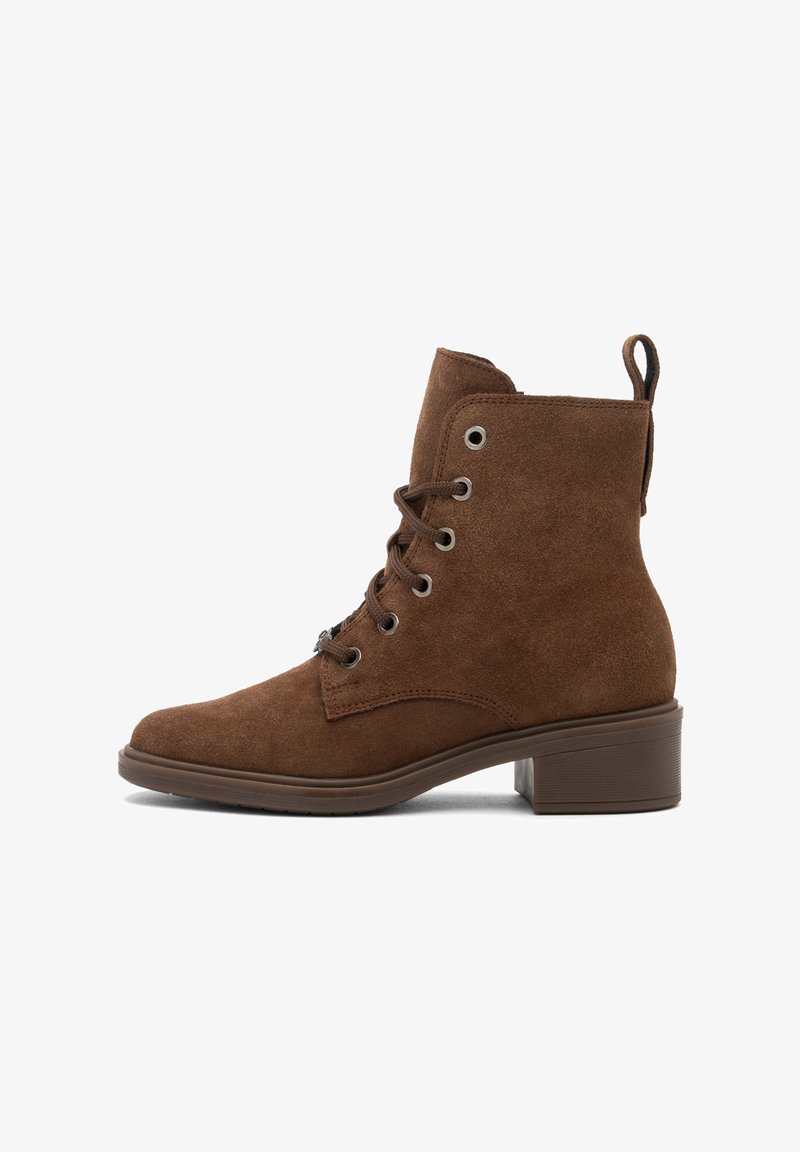 Stivaletti in suede marrone sopra alla caviglia con punta arrotondata, lacci frontali, occhielli in metallo e tacco basso a blocco. Include una linguetta sul retro.