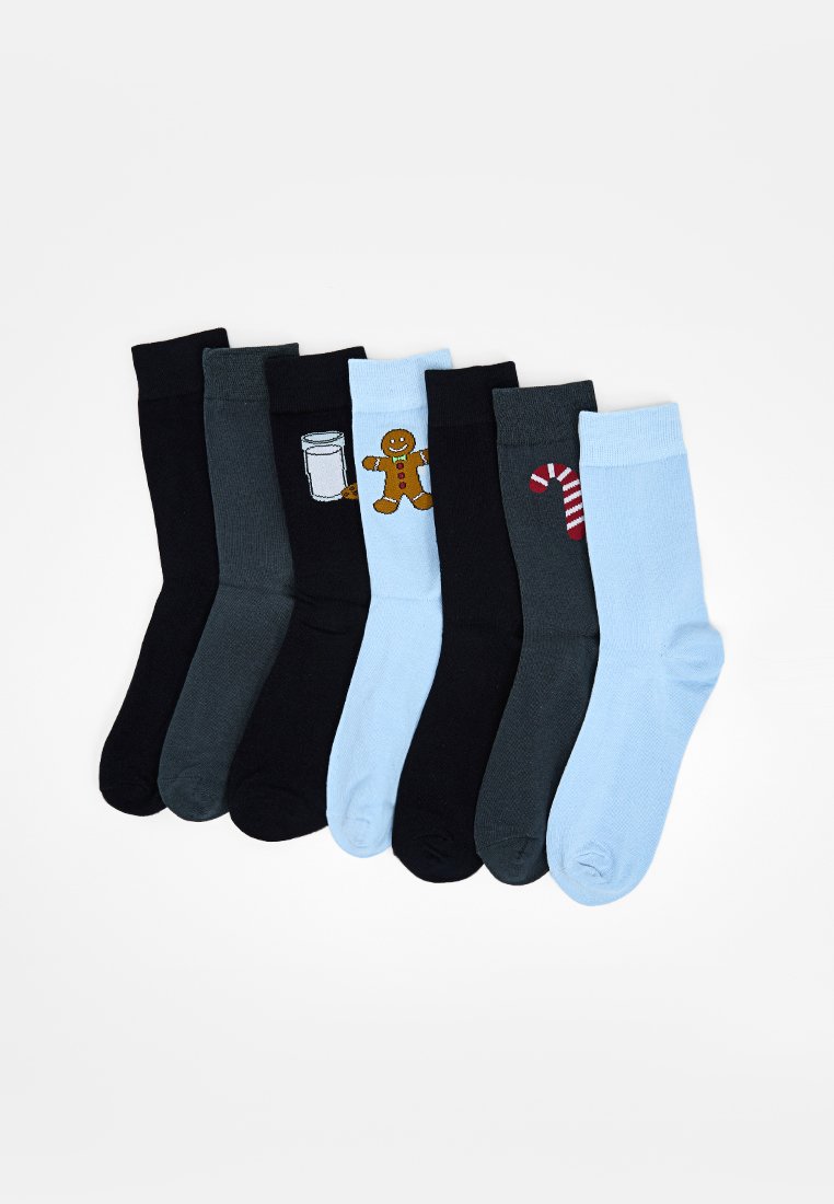 Set van zeven sokken in zwart, blauw en donkergrijs. Kenmerken zijn onder andere een gingerbreadman, een zuurstok en glazen motieven in contrasterende kleuren.