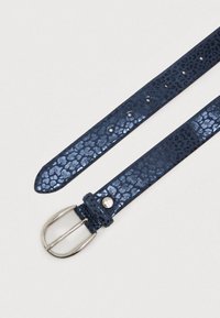 Zils ādas jostas ar leoparda rakstu, sudraba metāla sprādze un vairāki regulēšanas caurumi. Gluda tekstūra ar spīdīgām akcentēm.