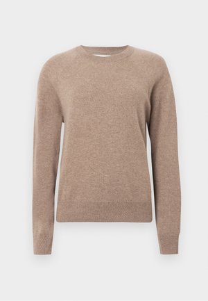 Béžový svetr z měkkého materiálu, s kulatým výstřihem, dlouhými rukávy a žebrovanými manžetami a lemem. Jednoduchý, klasický design.