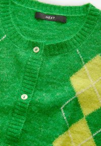 Groene gebreide cardigan met een gestructureerde afwerking, een door knopen sluitende voorkant en een geel argylepatroon met witte omlijningen. Etiket: NEXT.