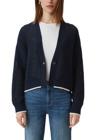 Navy gestrickte Strickjacke mit lockerer Passform, offener Vorderseite und einer einzigen Knopfschließe. Mit gerippten Bündchen und einem weißen Akzent am Saum.