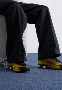 Nike Sportswear SHOX R4 - Sportbačiai - black/metallic gold/metallic silver