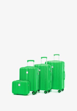 Vier groene harde koffers in verschillende maten, met gestructureerde oppervlakken, zilveren hardware, telescoopgrepen en wielen voor mobiliteit.
