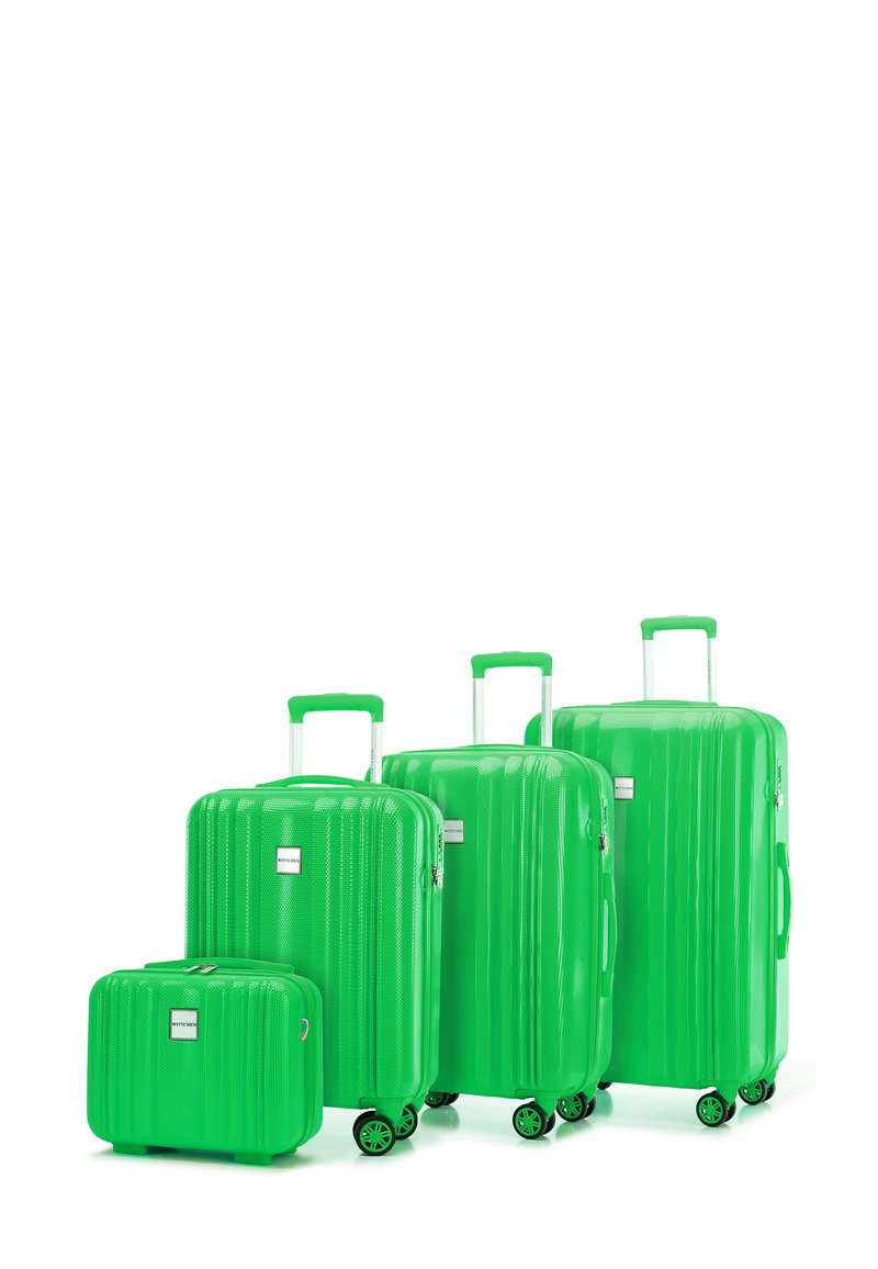 Cztery zielone twarde walizki w różnych rozmiarach, z fakturowanymi powierzchniami, srebrnymi elementami, teleskopowymi uchwytami i kółkami dla łatwości transportu.
