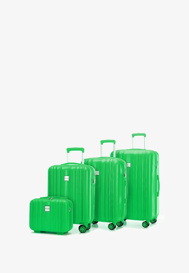 Cztery zielone twarde walizki w różnych rozmiarach, z fakturowanymi powierzchniami, srebrnymi elementami, teleskopowymi uchwytami i kółkami dla łatwości transportu.