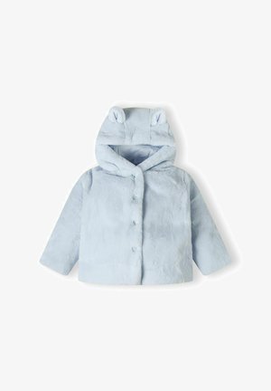 Svetlo modra, puhasta jakna s kapuco, ki ima majhne ušesca medvedka, sprednje gumbaste zapiralo in dolge rokave. Mehka tekstura po celotni jakni.