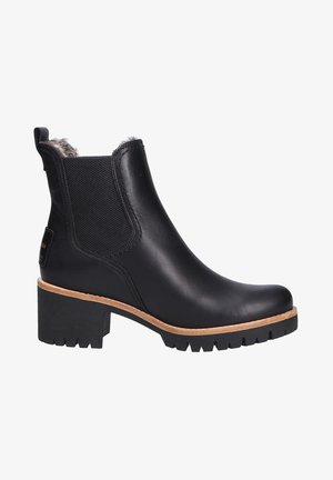 Bota de tornozelo em couro preto com painéis laterais elásticos, forro de pelúcia sintética e um salto robusto. Apresenta uma sola de borracha texturizada e detalhes em costura.