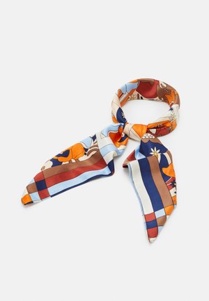 Seidenschal mit blauen, orangefarbenen, braunen und cremefarbenen Blumen- und Streifenmustern, zu einer Schlaufe gebunden auf weißem Hintergrund.