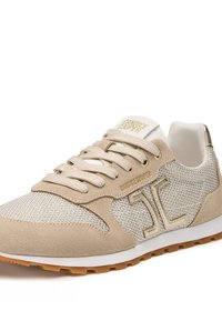 Sneakers beige con una combinazione di materiali scamosciati e in rete, con accenti dorati, un design texture e una suola in gomma bianca.
