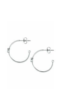 Orecchini a cerchio in argento con un design liscio e arrotondato, caratterizzati da un piccolo accentuato sferico nella parte inferiore per un dettaglio aggiuntivo.