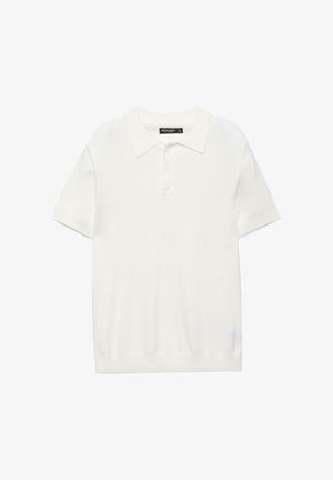 Biała koszulka polo z krótkim rękawem, zaostrzonym kołnierzykiem i czterema guzikami na jednolitym tle.