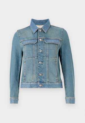 Veste en denim bleu clair avec un col pointu, deux poches poitrine, des boutons argentés et des accents bleus à pois sur le col et les poignets.
