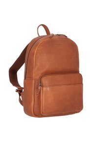 Mochila de cuero marrón con forma redondeada, bolsillo delantero con cremallera y correas de tela marrón ajustables. Textura suave con un sutil logotipo.