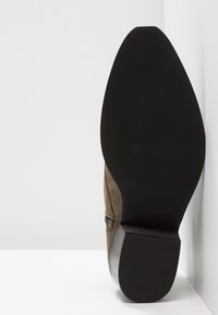 Pavement Ankle boot