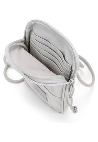 Portafoglio grigio chiaro con chiusura a zip, fodera in tessuto, più scomparti per carte e una texture liscia. Dispone di un anello per attacco.