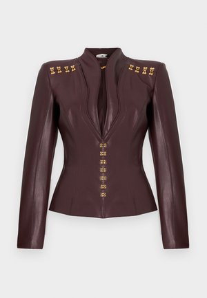 Giacca in pelle borgogna scura, aderente, con maniche lunghe, scollatura a V profonda e ganci decorativi dorati su spalle e davanti.