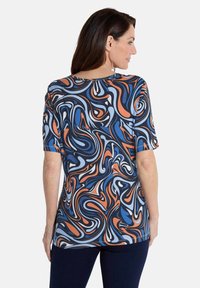 T-shirt met korte mouwen, voorzien van een zwirlpatroon in blauw, oranje en wit, gemaakt van een zachte stof met een ronde halslijn en een relaxte pasvorm.