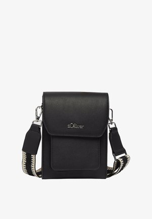 Zwarte leren crossbody tas met een klep sluiting, zilveren logo, een voorvak en een gestreepte verstelbare schouderriem met zwart en witte accenten.
