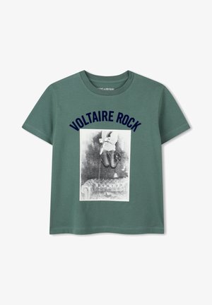 Groen T-shirt met korte mouwen met een centraal zwart-wit grafisch ontwerp, met boven het afbeeldings het opschrift "VOLTAIRE ROCK" in marineblauw.