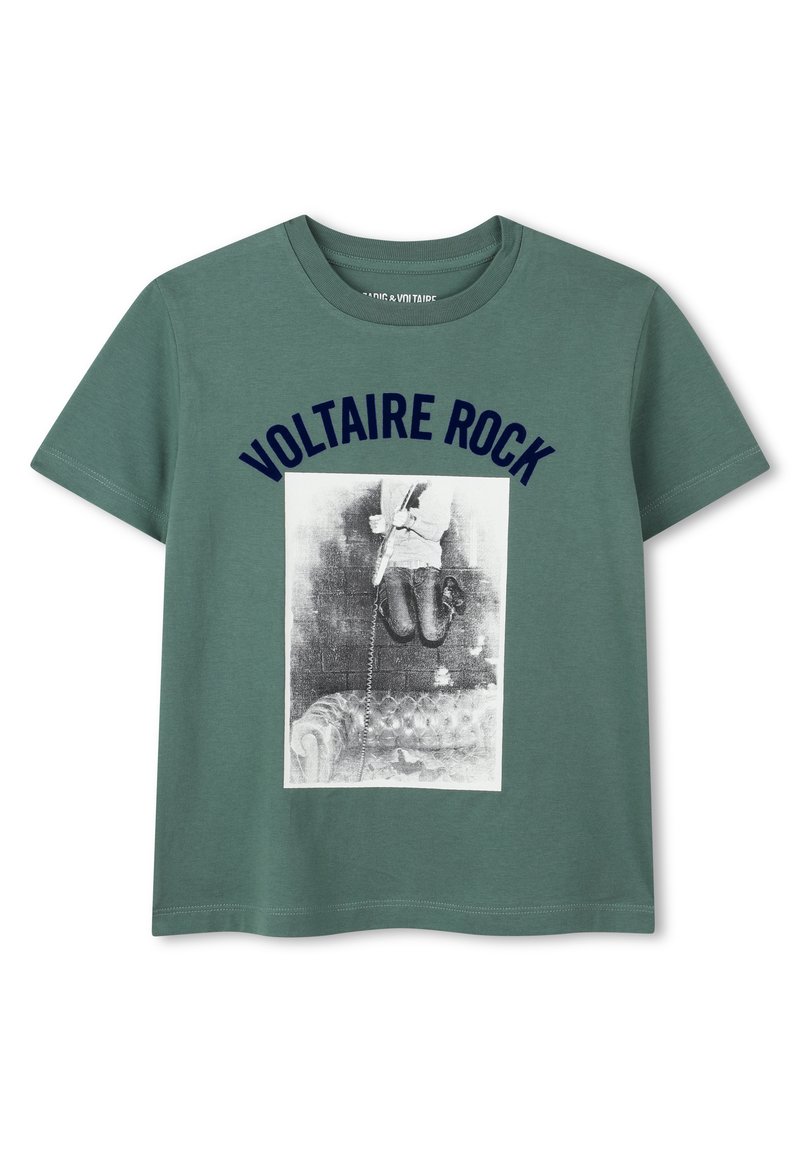 Groen T-shirt met korte mouwen met een centraal zwart-wit grafisch ontwerp, met boven het afbeeldings het opschrift "VOLTAIRE ROCK" in marineblauw.