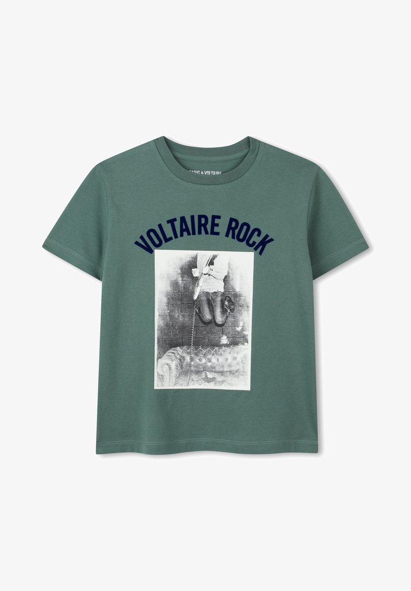 Groen T-shirt met korte mouwen met een centraal zwart-wit grafisch ontwerp, met boven het afbeeldings het opschrift "VOLTAIRE ROCK" in marineblauw.