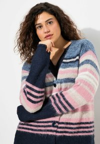 Randig cardigan med en blandning av rosa, blått och marinblått, med knäppning framtill, textil material och långa ärmar.