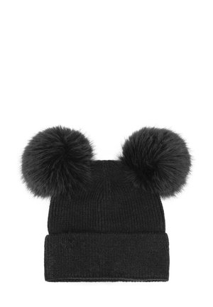 Cappello invernale nero lavorato a maglia con risvolto e due grandi pompon soffici sopra.