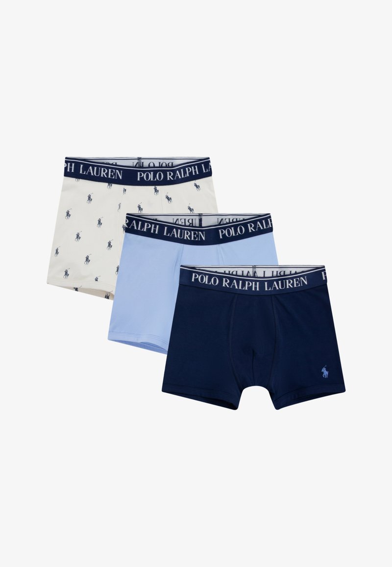 Trīs pērnu vīriešu bokseru apakšveļas: baltas ar tumši zilu logo, gaiši zila un tumši zila. Visām ir zīmola elastīgs jostasvīrs. Mīksta kokvilnas audums.