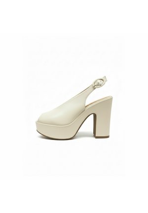 Talons plateforme slingback beige avec bout fermé, bride réglable à la cheville et talon épais en bloc.
