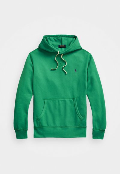 Sweatshirt verde feito de tecido macio, com um bolso frontal, capuz ajustável com cordão e um pequeno logótipo bordado no peito.