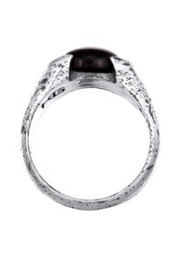 Ezüst gyűrű strukturált felülettel, sötét, fényes kővel, amely kiemelkedő foglalatban található. Kerek forma, minimalista dizájn.