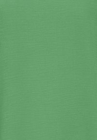 Kiinteä vihreä kangas, jossa on pehmeä, hieman teksturoitu pinta ja hentoinen vaakasuora puukuvio.