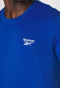 Reebok IDENTITY SMALL LOGO TEE - Pamata T-krekls - vector blue